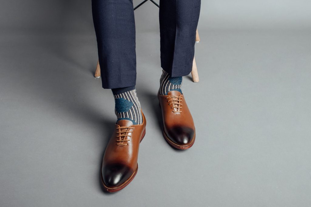 Giày Oxford với quần tây phù hợp với quý ông công sở.